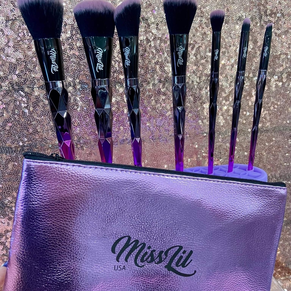 Brushes set with makeup bag
